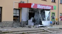Pred trgovino v Bertokih so nekaj pred 3. zjutraj razstrelili bankomat.