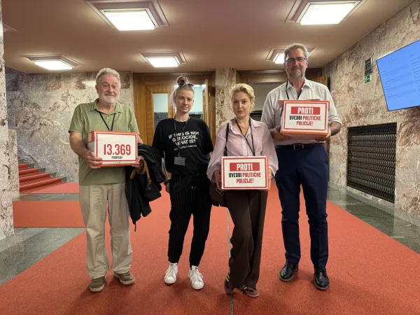 Ljubljana, DZ.Skupina drzavljanov je v DZ vlozila 13369 podpisov pod pobudo za zacetek postopkov za naknadni zakonodajni referendum o noveli zakona o parlamentarni preiskavi. Foto: STA