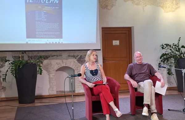 15. IZ(S)OLANE sta danes v Manziolijevi palači predstavila Kim Jakopič in Dejan Mehmedovič. 