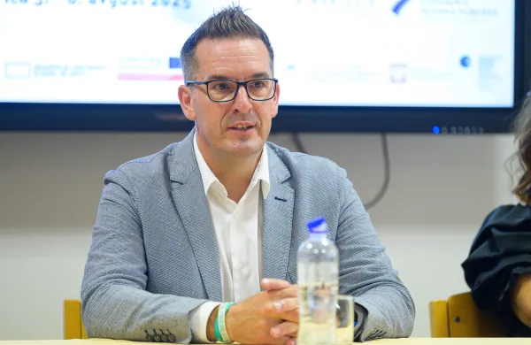Nova Gorica, Dijaski dom Nova Gorica.Novinarska konferenca Mednarodnega mladinskega filmskega tabora.Zupan obcine Nova Gorica Samo Turel.