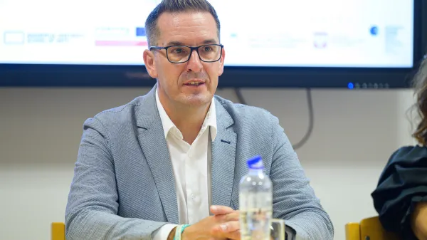 Nova Gorica, Dijaski dom Nova Gorica.Novinarska konferenca Mednarodnega mladinskega filmskega tabora.Zupan obcine Nova Gorica Samo Turel.