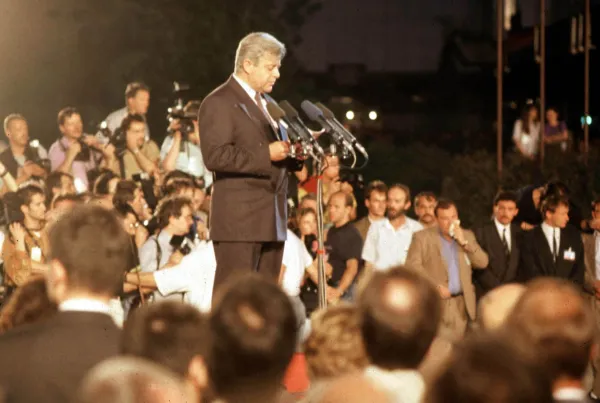 SLOVENIJA, LJUBLJANA, 26.06.1991, 26. JUNIJ 1991ZGODOVINSKI DOGODEK SAMOSTOJNE SLOVENIJE - PRED SKUPSCINO SO Z DVIGOVANJE SLOVENSKE ZASTAVE USTOLICILI DRZAVO SLOVENIJO. GOVOR PREDSEDNIKA SLOVENSKEGA PREDSEDSTVA MILANA KUCANA NA SLOVESNI RAZGLASITVI SAMOSTOJNOSTI. FOTO: SRDJAN ZIVULOVIC/BOBODIA
