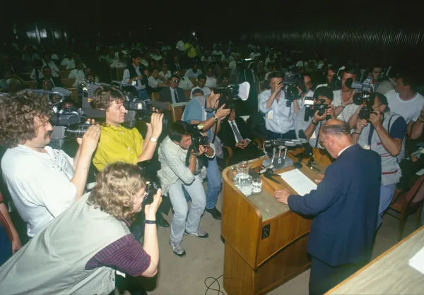 Slovenija, Ljubljana, Junij 1991France Bucar govori v parlamentu med slovensko osamosvojitvijo. Zgodovina, vojna za SlovenijoFoto: Bobo