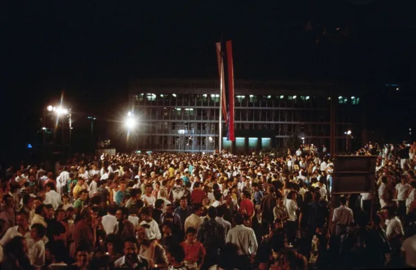 SLOVENIJA, LJUBLJANA, 26.06.1991, 26. JUNIJ 1991Ljudje so se udelezili dviga zastave in razglasitve samostojnosti Slovenije. osammosvojitev, politika, zgodovina. FOTO: SRDJAN ZIVULOVIC/BOBO