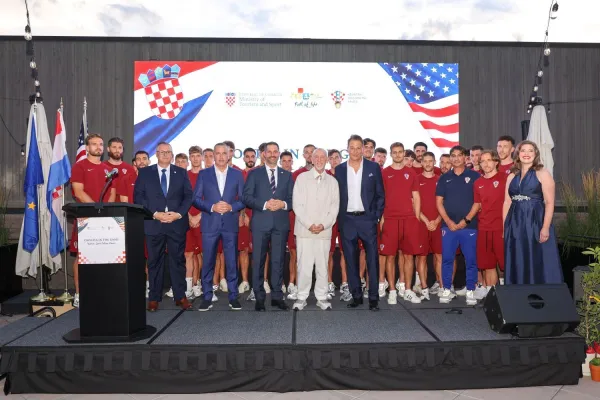 Premiera videa je bila v hotelu AKA v Alexandrii, kjer ima med svetovnim prvenstvom svoje pripravljalno sredi&scaron;če tudi hrva&scaron;ka nogometna reprezentanca.