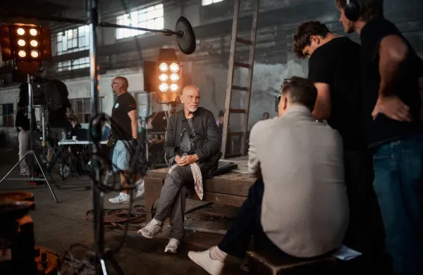 S snemanja promocijskega videa, v sredini John Malkovich