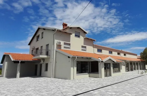 Mestna občina Koper je zaključila prenovo Kulturnega doma Božiči v Hrvatinih.