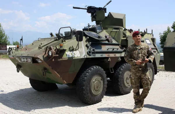 Kosovo, Pec.Prikaz vaje motorizirane cete slovenskega kontingenta na Kosovu.