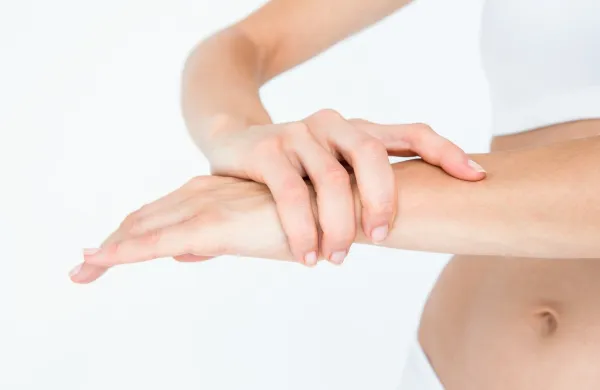 Woman with wrist pain on white background,Image: 244451059, License: Royalty-free, Restrictions:, Model Release: yes, Credit line: -/Wavebreak/Profimedia