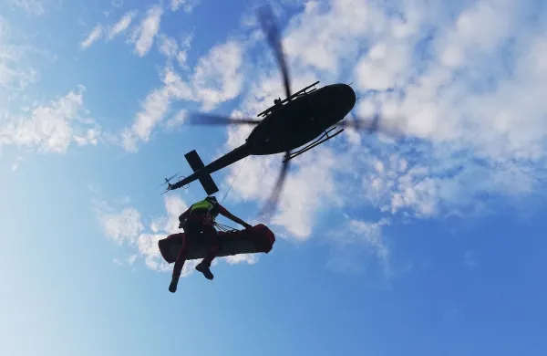 Zaostala za skupino in zdrsnila pod greben
