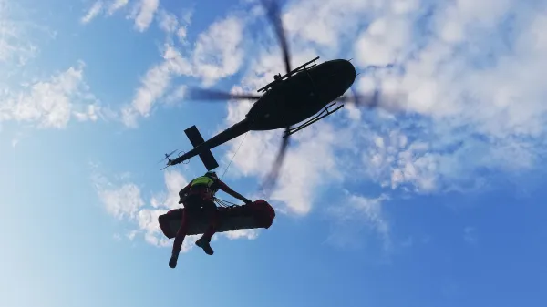 Zaostala za skupino in zdrsnila pod greben