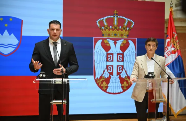 Predsednik DZ Stevanovic in predsednica srbskega parlamenta Ana Brnabic na novinarski konferenci.
