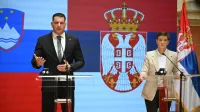Predsednik DZ Stevanovic in predsednica srbskega parlamenta Ana Brnabic na novinarski konferenci.