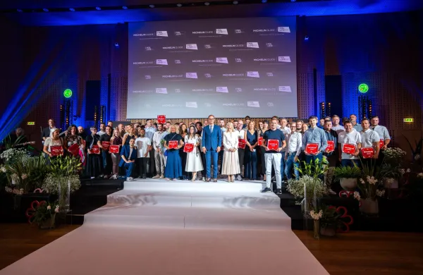 Ponosni slovenski nosilci novih Michelinovih priznanj z Anžetom Logarjem, ministrom za gospodarstvo delo in &scaron;port, pod katerega resor sodi tudi gastronomija, in Majo Pak Olaj, direktorico Slovenske turistične organizacije