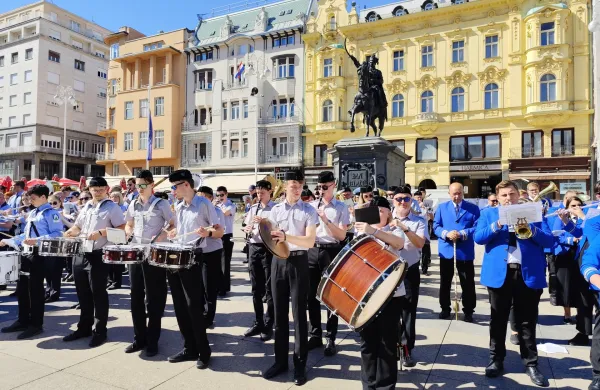 Na mednarodnem festivalu pihalnih orkestrov sta med osmimi sodelovala tudi dva primorska iz Marezig in Idrije. Ob samostojnih koncertih so vsi sodelujoči odigrali dve skladbi legendarnega Nikice Kalogjere v pozdrav Zagrebu.
