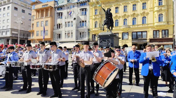 Na mednarodnem festivalu pihalnih orkestrov sta med osmimi sodelovala tudi dva primorska iz Marezig in Idrije. Ob samostojnih koncertih so vsi sodelujoči odigrali dve skladbi legendarnega Nikice Kalogjere v pozdrav Zagrebu.