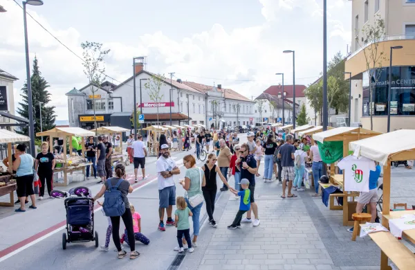 PO-stoj na živi ulici, odprtje, Trža&scaron;ka cesta