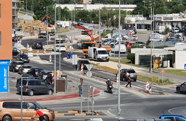 Gradnja kroži&scaron;ča na Dolinski cesti gre h koncu.