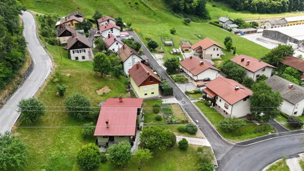 Zaključujejo večletna vlaganja v komunalno urejanje Kneže: odplake ne bodo več tekle v reke
