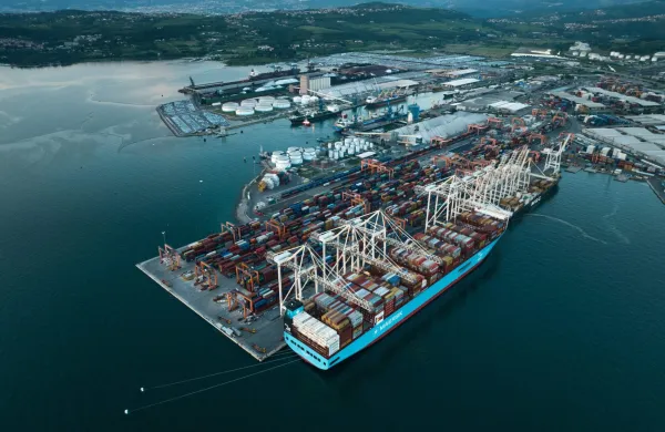 Astrid Maersk druga največja kontejnerska ladja na svetu, ki jo poganja zeleni metanol*. Astrid Maersk je druga ladja matica ladjarja A.P. Moller &ndash; Maersk, ki kot pogonsko gorivo uporablja metanol in je do okolja prijaznej&scaron;a