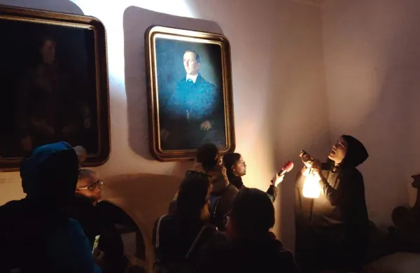 Med nočnim obiskom &Scaron;kofje Loke smo novinarke skrbno beležile in poslu&scaron;ale pripoved vodnika. 