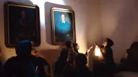 Med nočnim obiskom &Scaron;kofje Loke smo novinarke skrbno beležile in poslu&scaron;ale pripoved vodnika. 