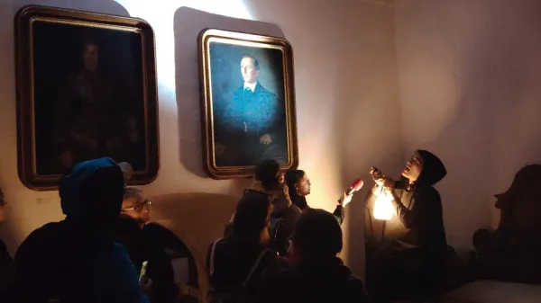 Med nočnim obiskom &Scaron;kofje Loke smo novinarke skrbno beležile in poslu&scaron;ale pripoved vodnika. 