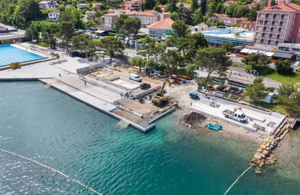 (ŽUSTERNA) Po več desetletjih bo &ldquo;plažna starka&rdquo; dobila svežo podobo