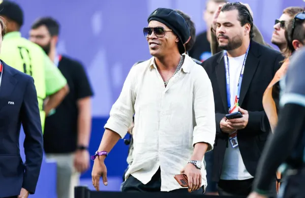 Ronaldinho pri 49 letih razmi&scaron;lja o vrnitvi na zelenice.