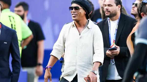 Ronaldinho pri 49 letih razmi&scaron;lja o vrnitvi na zelenice.