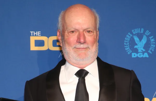 V 86. letu je umrl legendarni režiser James Burrows