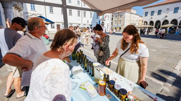 Koper, 21.6.2026Turizem, Poletje, Vročina, poletni utrip v Kopru, kopalci, plaža, sprehajalci