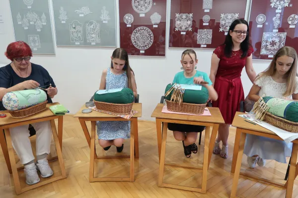 Skoraj 300 jih je klekljalo v čast najstarej&scaron;i neprekinjeno delujoči &scaron;oli