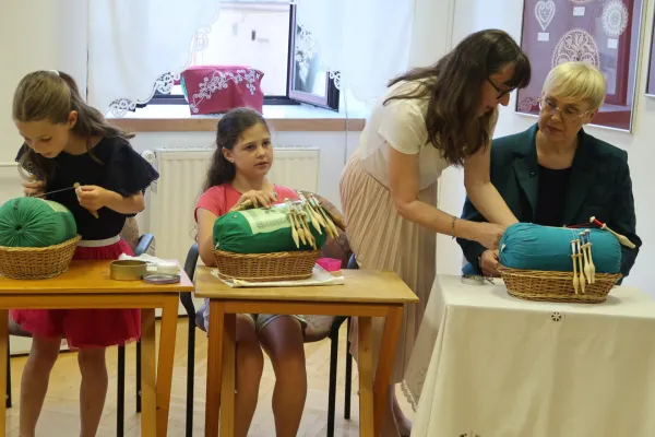 Skoraj 300 jih je klekljalo v čast najstarej&scaron;i neprekinjeno delujoči &scaron;oli