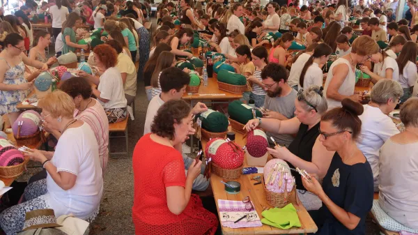 Skoraj 300 jih je klekljalo v čast najstarej&scaron;i neprekinjeno delujoči &scaron;oli