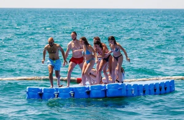 Koper, 21.6.2026Turizem, Poletje, Vročina, poletni utrip v Kopru, kopalci, plaža, sprehajalci