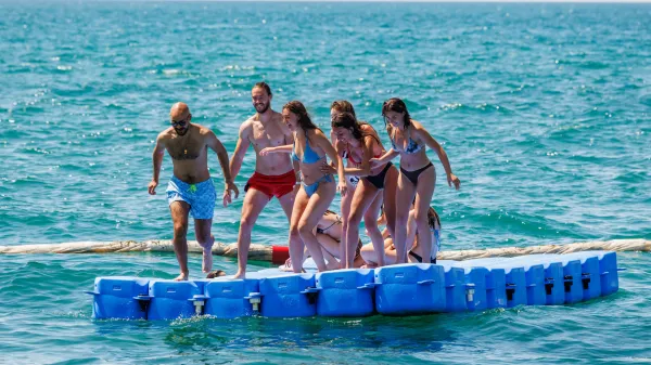 Koper, 21.6.2026Turizem, Poletje, Vročina, poletni utrip v Kopru, kopalci, plaža, sprehajalci