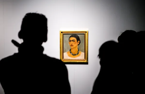Razstava mehi&scaron;ke umetnice Fride Kahlo v Tate Modern je podrla rekord v prodaji vstopnic.