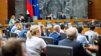 Poslanci so na izredni seji obravnavali predlog zakona o izvajanju uredbe o vzpostavitvi sistema Eurodac za primerjavo biometričnih podatkov.