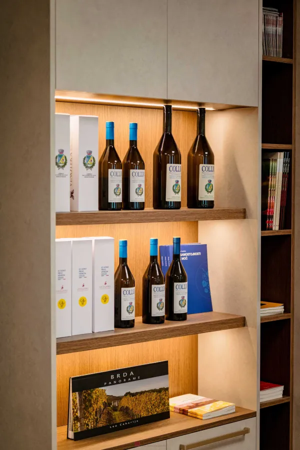 Domači vinogradniki darujejo 20 kilogramov avtohtonih belih sort grozdja, ki jih vsako leto predela in ustekleniči drugo &scaron;teverjansko vinarsko podjetje.