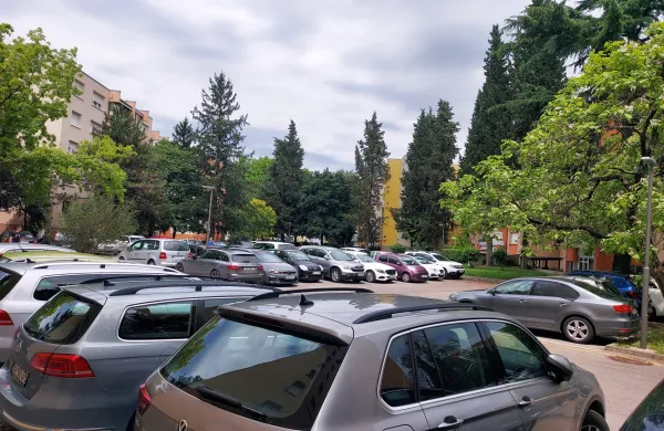 Prebivalcem Cankarjeve prekipelo: &ldquo;Namesto dragih &scaron;tudij naj mestna občina uredi dodatna parkiri&scaron;ča&rdquo;