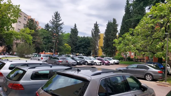 Prebivalcem Cankarjeve prekipelo: &ldquo;Namesto dragih &scaron;tudij naj mestna občina uredi dodatna parkiri&scaron;ča&rdquo;