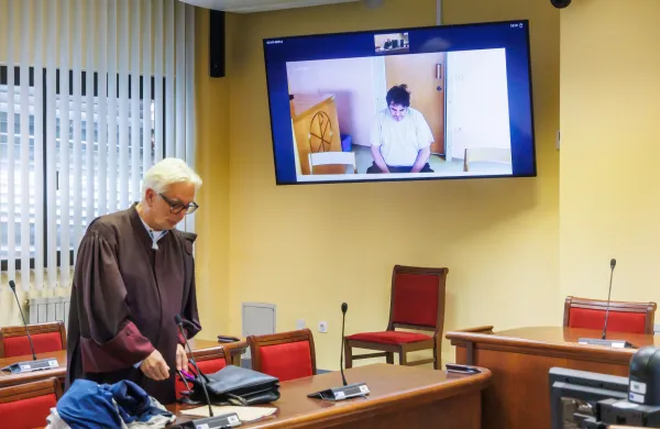 Znanca s kuhinjskim nožem ranil po nogah