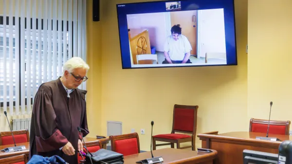 Znanca s kuhinjskim nožem ranil po nogah