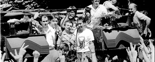 Slovenija,Ljubljana, Julij 1989Janez Jansa, Franci Zavrl, Ivan Borstner in David Tasic se veselijo izpustitve iz vojaskega zapora na Roski ulici, kjer so imeli proces proti cetverici JBTZ. protest, osamosvojitev, druzba,zgodovina, Foto: Srdjan Zivulovic/Bobo