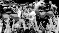 Slovenija,Ljubljana, Julij 1989Janez Jansa, Franci Zavrl, Ivan Borstner in David Tasic se veselijo izpustitve iz vojaskega zapora na Roski ulici, kjer so imeli proces proti cetverici JBTZ. protest, osamosvojitev, druzba,zgodovina, Foto: Srdjan Zivulovic/Bobo