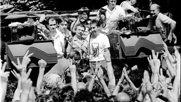 Slovenija,Ljubljana, Julij 1989Janez Jansa, Franci Zavrl, Ivan Borstner in David Tasic se veselijo izpustitve iz vojaskega zapora na Roski ulici, kjer so imeli proces proti cetverici JBTZ. protest, osamosvojitev, druzba,zgodovina, Foto: Srdjan Zivulovic/Bobo