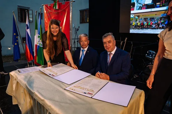 slavnostna seja Vipava listina pobratenje Občina Vipava občina Sovodnje ob Soči Anton Lavrenčič Luca Pisk levo