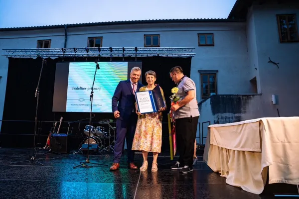 zlato priznanje Občina Vipava dirigentka Mojca Lavrenčič -- prevzela mama Vlasta Lokar Lavrenčič