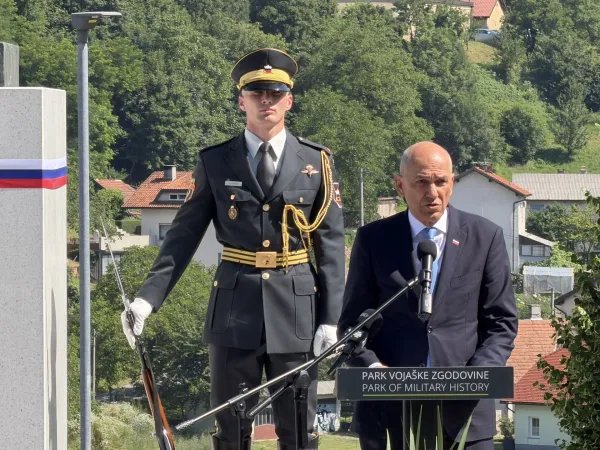 Pivka, Park vojaske zgodovine.slovesnost ob odkritju spomenika generala in pesnika Rudolfa Maistra ob 35. obletnici samostojnosti republike Slovenije in 20. obletnici Parka vojaske zgodovine.Slavnostni govornik, predsednik vlade Janez Jansa.